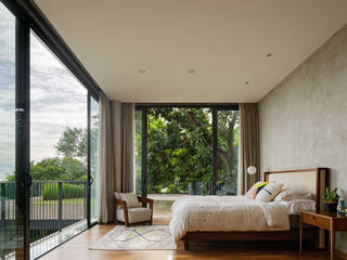 House of Inside and Outside, Tamara Wibowo Architects Tamara Wibowo Architects Tropical style bedroom Wood Wood effect