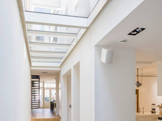 Woonhuis Prinsengracht, Bas Vogelpoel Architecten Bas Vogelpoel Architecten Modern Corridor, Hallway and Staircase Iron/Steel White