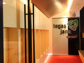 Tegas Jana - South Gate Commercial Building, inDfinity Design (M) SDN BHD inDfinity Design (M) SDN BHD Industrial style clinics