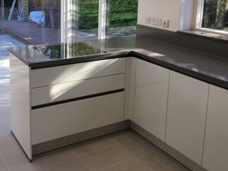 Courtlands Plot 3, in-toto Kitchens Woking in-toto Kitchens Woking モダンな キッチン