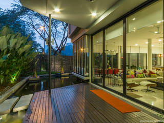 Outdoor terrace MJ Kanny Architect Roof