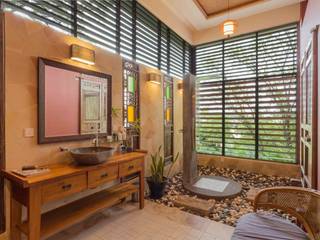 Master Bathroom MJ Kanny Architect Tropical style bathrooms