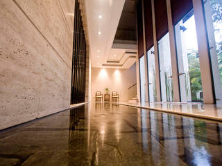 Seputeh House - Modern 3 Storey Bungalow, MJ Kanny Architect MJ Kanny Architect Pasillos, vestíbulos y escaleras de estilo tropical