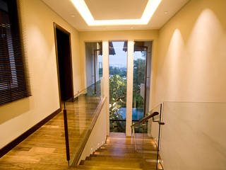 Seputeh House - Modern 3 Storey Bungalow, MJ Kanny Architect MJ Kanny Architect Pasillos, vestíbulos y escaleras de estilo tropical