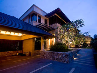 Seputeh House - Modern 3 Storey Bungalow, MJ Kanny Architect MJ Kanny Architect Case in stile tropicale