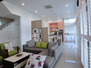Contemporary Tropical , 3-Storey semi-D, inDfinity Design (M) SDN BHD inDfinity Design (M) SDN BHD Living room