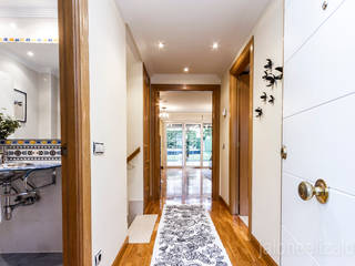 Corredores, halls e escadas clássicos por jaione elizalde estilismo inmobiliario - home staging Clássico