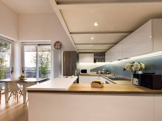 Un luminoso attico d'atmosfera, Annalisa Carli Annalisa Carli ห้องครัว ไม้ Multicolored