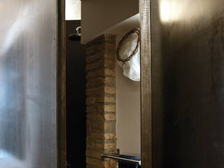 Scolamiero painting studio, officinaleonardo officinaleonardo Minimalist style bathroom Iron/Steel