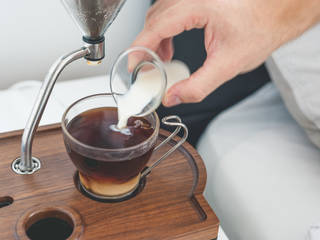 The Barisieur - Tea & Coffee Brewing alarm clock, Josh Renouf Josh Renouf インダストリアルスタイルの 寝室 木 木目調