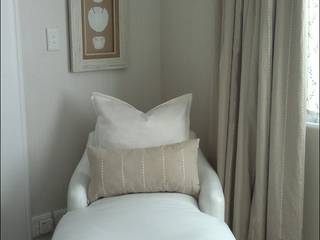 Bedrooms, Elliott Designs Studio Elliott Designs Studio Camera da letto in stile classico Pelle Grigio