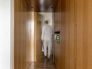 Apartamento 308 - Brasilia - Um a Um Arquitetura - Design SAINZ arquitetura Corredores, halls e escadas modernos Madeira Acabamento em madeira
