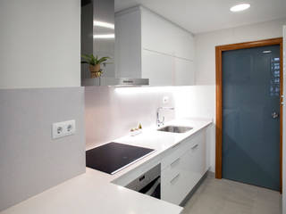 Reforma de cocina en calle Andrade, Grupo Inventia Grupo Inventia Built-in kitchens Wood-Plastic Composite