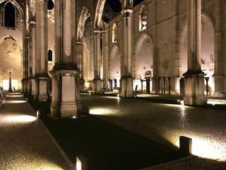 MUSEU DO CARMO . ILUMINAÇÃO DA RUÍNA, Esfera de Imagens Lda Esfera de Imagens Lda Klassischer Balkon, Veranda & Terrasse