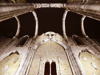 MUSEU DO CARMO . ILUMINAÇÃO DA RUÍNA, Esfera de Imagens Lda Esfera de Imagens Lda Balcone, Veranda & Terrazza in stile classico