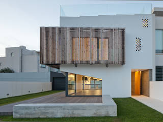 Casa em Miramar, e|348 arquitectura e|348 arquitectura Minimalistyczne domy