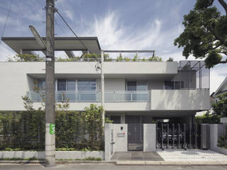 ミドセンチュリーテイスト 居間がテラスと一体化して繋がる成城の住まい, JWA，Jun Watanabe & Associates JWA，Jun Watanabe & Associates Modern houses