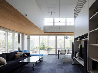 ミドセンチュリーテイスト 居間がテラスと一体化して繋がる成城の住まい, JWA，Jun Watanabe & Associates JWA，Jun Watanabe & Associates Modern living room