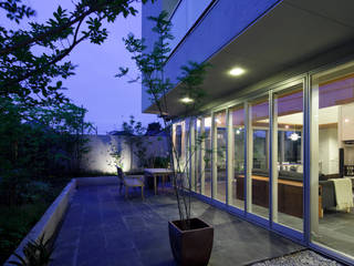 ミドセンチュリーテイスト 居間がテラスと一体化して繋がる成城の住まい, JWA，Jun Watanabe & Associates JWA，Jun Watanabe & Associates Modern balcony, veranda & terrace