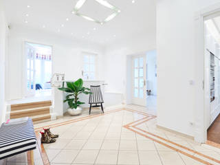 Exponierte Unternehmervilla in Bestlage, Tschangizian Home Staging & Redesign Tschangizian Home Staging & Redesign クラシカルスタイルの 玄関&廊下&階段