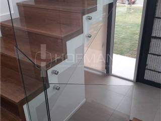 ESCALERA MODELO BOTONES EN VIVIENDA UNIFAMILIAR, HOFMANN - DESARROLLOS EN VIDRIO Y METAL HOFMANN - DESARROLLOS EN VIDRIO Y METAL Stairs Glass