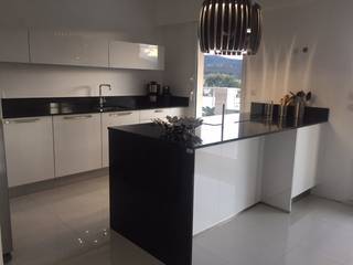 Cuisine noire et blanche avec plan de travail, ilôt et crédences en quartz Silestone "Negro stellar" , STONE CLASS STONE CLASS Cozinhas clássicas Quartzo