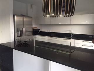 Cuisine noire et blanche avec plan de travail, ilôt et crédences en quartz Silestone "Negro stellar" , STONE CLASS STONE CLASS Cozinhas clássicas Quartzo