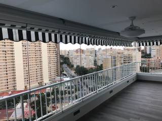 Instalación de cortinas de cristal en terraza, Viseka Viseka モダンデザインの テラス ガラス