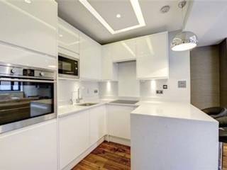 St James' central London, Suzanne Tucker Interiors Suzanne Tucker Interiors Built-in kitchens White