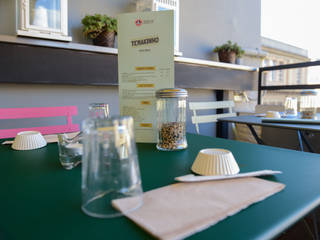 Déco riveste l'outdoor del ristorante Temakinho “Borgo” a Roma, Déco Déco بالکن،ایوان وتراس چوب صنعتی Brown