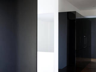 MORADIA MOINHO DE VENTO . LEIRIA, T O H A ARQUITETOS T O H A ARQUITETOS Minimalistische woonkamers