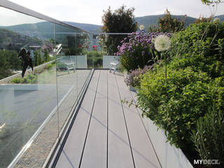 Terrassengestaltung mit WPC Dielen und seitlicher Bepflanzung, MYDECK GmbH MYDECK GmbH Varandas, marquises e terraços modernos Compósito de madeira e plástico