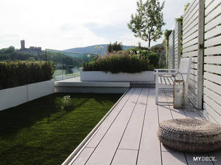 Terrassengestaltung mit WPC Dielen und seitlicher Bepflanzung, MYDECK GmbH MYDECK GmbH Moderner Balkon, Veranda & Terrasse Holz-Kunststoff-Verbund Grau