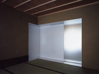 ひばりが丘、ギャラリーを意識した住まい、杉板化粧型枠コンクリート打ち放し外壁, JWA，Jun Watanabe & Associates JWA，Jun Watanabe & Associates Nowoczesny pokój multimedialny