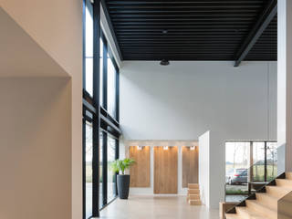 Showroom De Plankerij, De Plankerij BVBA De Plankerij BVBA Modern corridor, hallway & stairs لکڑی Wood effect
