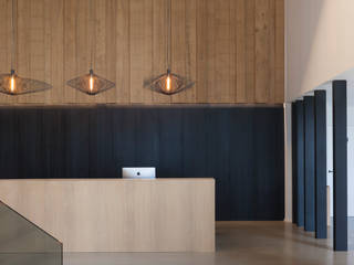 Showroom De Plankerij, De Plankerij BVBA De Plankerij BVBA Dinding & Lantai Modern Kayu Wood effect