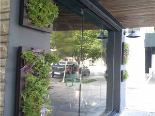 Diseño e intervención de Fachada - Local Comercial, Laura Vidal Estudio de Paisajismo - Interiorismo Laura Vidal Estudio de Paisajismo - Interiorismo Jardines frontales