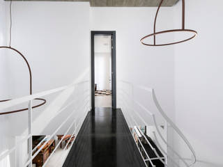 Private House / Ramat Hasharon, Israel, AXOLIGHT AXOLIGHT Коридор, прихожая и лестница в стиле минимализм