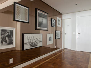 Apartamento Higienópolis, Marcella Loeb Marcella Loeb Modern corridor, hallway & stairs