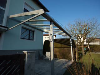 Moderne Terrassenüberdachung mit schlanken Profilen, Schmidinger Wintergärten, Fenster & Verglasungen Schmidinger Wintergärten, Fenster & Verglasungen Modern style gardens Glass