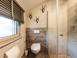 MEDLEY 3.0 - Wohnliches Badezimmer dank Holzelementen homify Moderne Badezimmer Fertighaus,Badezimmer,Bad,Badezimmerboden,Holz,Holzboden,Toilette,Dusche,fertighausbau,holzbauweise,fertighäuser