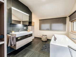 MEDLEY 3.0 - Badezimmer mit großer Badewanne homify Moderne Badezimmer Fertighaus,Badezimmer,Bad,Badewanne,Badezimmermöbel,fertighausbau,holzbauweise,fertighäuser