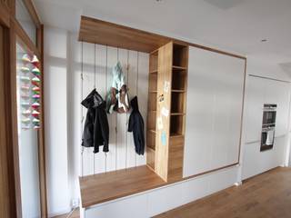 Garderobe, Urban Quadrat Urban Quadrat Ingresso, Corridoio & Scale in stile minimalista Legno massello Variopinto