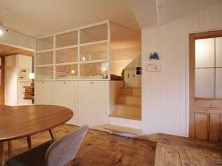 Apartment in tamagawa, Mimasis Design／ミメイシス デザイン Mimasis Design／ミメイシス デザイン Rustikale Schlafzimmer Holz Weiß