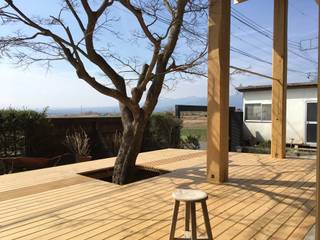 紅葉・舎（建主が土壁を塗る家）, 工作舎 工作舎 Balcone, Veranda & Terrazza in stile moderno Legno Effetto legno