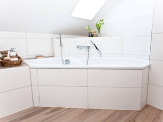 Helles Dachbadezimmer elegant gelöst!, BANOVO GmbH BANOVO GmbH حمام سيراميك