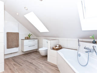Helles Dachbadezimmer elegant gelöst! BANOVO GmbH Moderne Badezimmer Keramik Weiß dachbad,badezimmer,bad,badsanierung,badrenovierung,modernes bad,helles bad