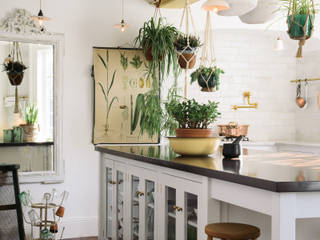 The Mill House Kitchen by deVOL, deVOL Kitchens deVOL Kitchens Кухня в средиземноморском стиле Твердая древесина Многоцветный