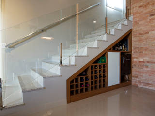 Minibar embaixo da escada!, Algodoal Arquitetura Algodoal Arquitetura Bodegas de vino de estilo moderno Madera Acabado en madera