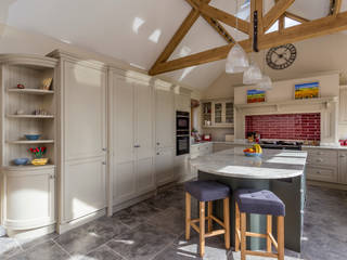 Spacious kitchen in Hertfordshire by John Ladbury and Company, John Ladbury and Company John Ladbury and Company Кухня в стиле кантри Дерево Эффект древесины